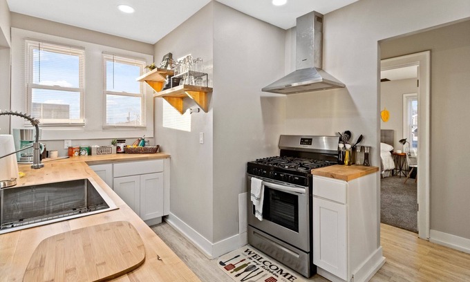 North Milwaukee Apartamento | Eclectic 2 Bed Apt W/ Parking Near State Forest