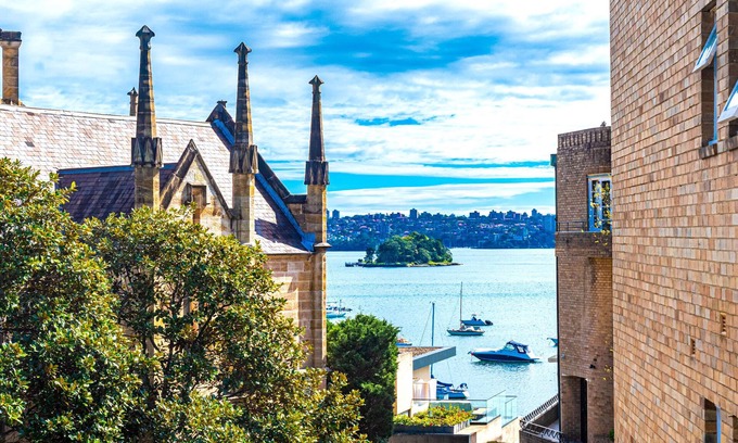 Bellevue Hill Apartamento | Eclectic Art Deco Retreat in Harborside Enclave, Double Bay