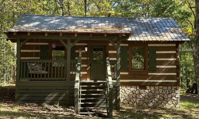 Fort Payne Casa | Eclectic Cabin l Near Desoto State Park & Falls
