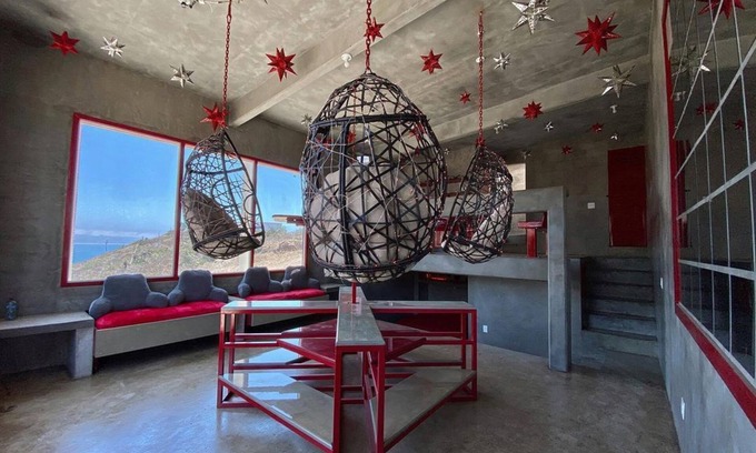 Ensenada Apartamento | Eclectic Cliffside Den with Hanging Living Area