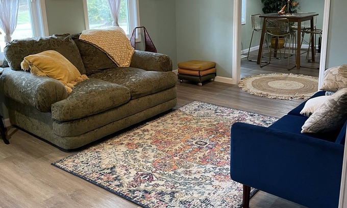 Maryville Casa | Eclectic Oasis: Spacious mid-century home; beautifully decorated- ready for you!