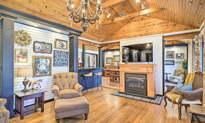 Eureka Springs Historic District Cabaña | Eclectic 'Osage Cottage' in Historic District