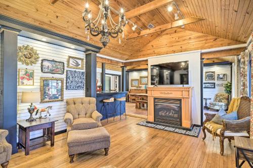 Eureka Springs Historic District Casa | Eclectic Osage Cottage in Historic District
