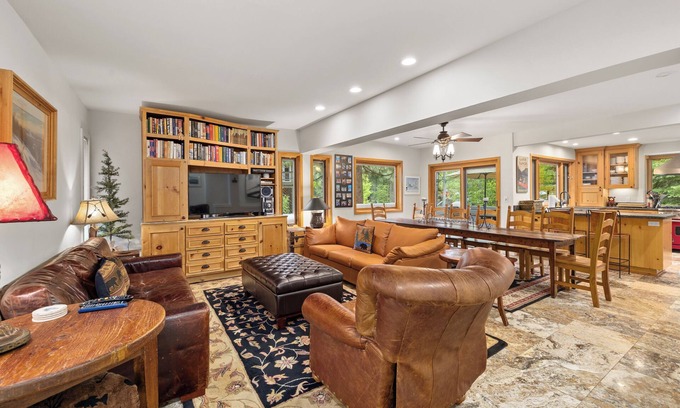 Olympic Valley Cabina | Eclectic Palisades Tahoe Home | Private Hot Tub | Sunny Decks | Sleeps 12 | Play Room