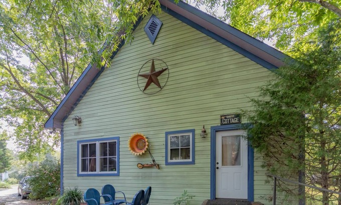 Pittsboro Cama Y Desayuno | Eclectic & Spacious Guest Cottage (walk to downtown/pet friendly)