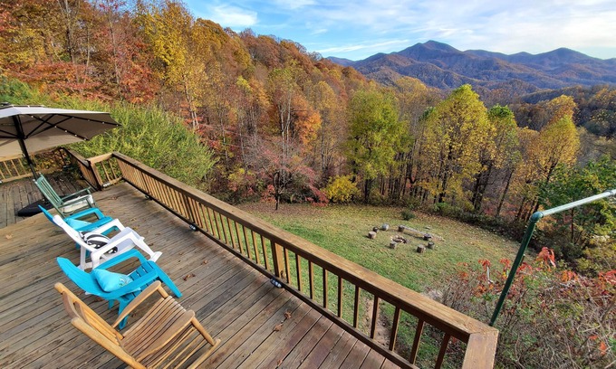 Sylva Apartamento | Eclectic Style Home, Million Dollar View!