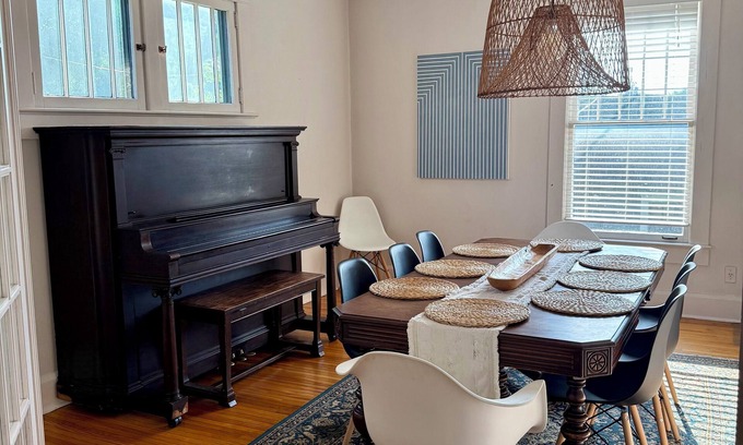 Jeffersonville - Clarksville Casa | Eclectic & Unique Historic Home