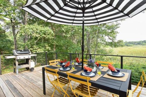 Wellfleet Casa | Eclectic Wellfleet Style Home near Lt Island