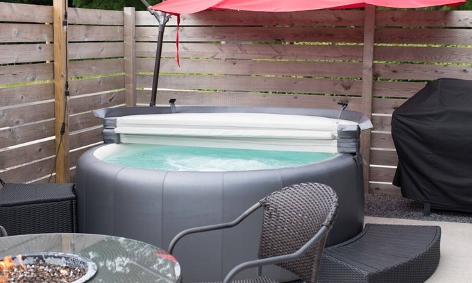 Geneva Casa | Eclipse: Hot tub and billiards in Downtown Geneva