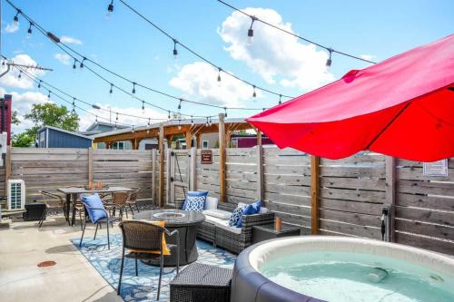 Geneva Casa | Eclipse Hot tub and billiards in Downtown Geneva