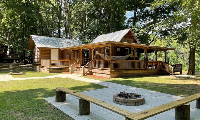 Elizabethtown Cabina | Eco Cabin by River-Extensive Decking Areas, Private Pier, Private Floating Dock