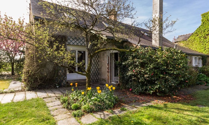 Joue-sur-Erdre Cabaña | Casa rural renovada junto al lago y bosque, con jardín privado y chimenea