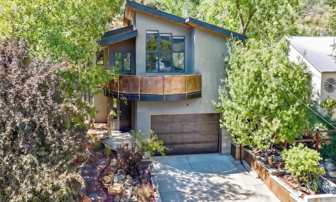 Durango Casa | Eco-Friendly, Walk to River/Mountain Trail - King Beds - AC - Near Downtown