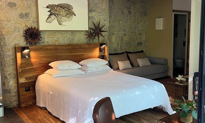 Garons Cabina | ECOLODGE & private SPA, park pool! In the heart of nature 7 kms south of Nîmes