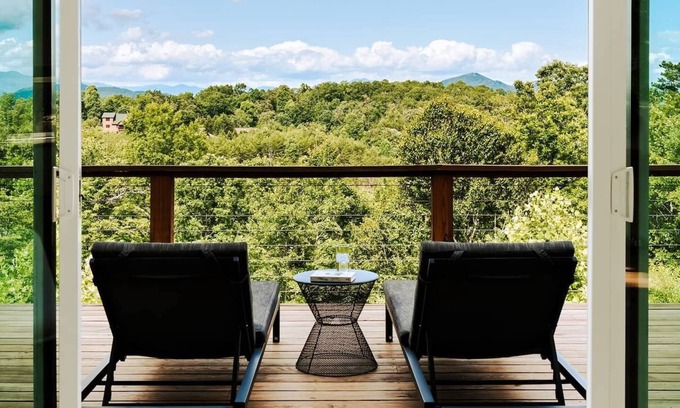 Young Harris Cabina | Lujo Moderno en la Montaña | EcoModMtn 3HAB/3.5BA con Jacuzzi y Vistas