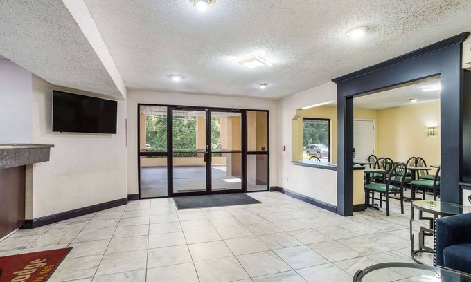Clinton Hotel | Econo Lodge Clinton