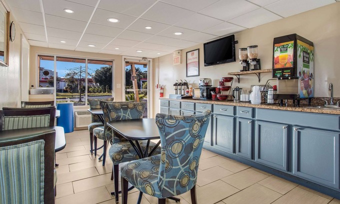 North Charleston Hotel | Econo Lodge Coliseum