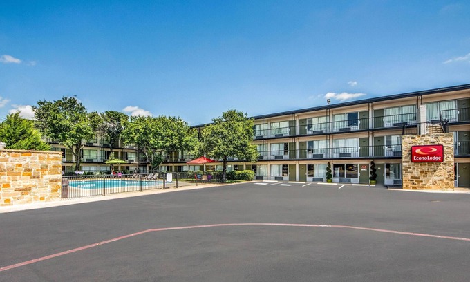 Farmers Branch Hotel | Econo Lodge Dallas Airport North