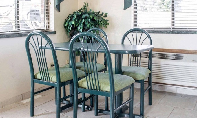 Elkhart Hotel | Econo Lodge Elkhart North