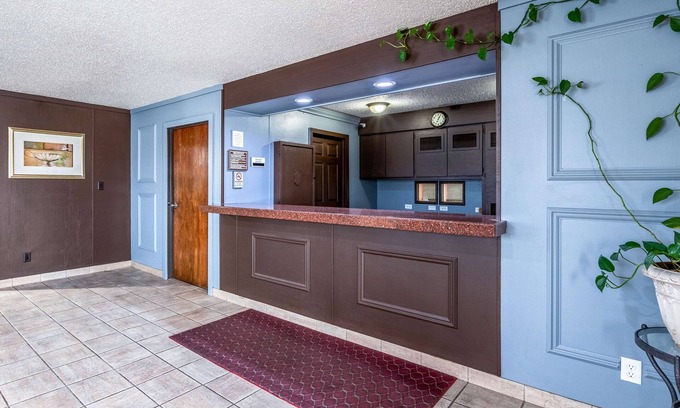 Auburn Hotel | Econo Lodge Inn and Suites