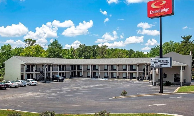Evergreen Hotel | Econo Lodge Inn & Suites