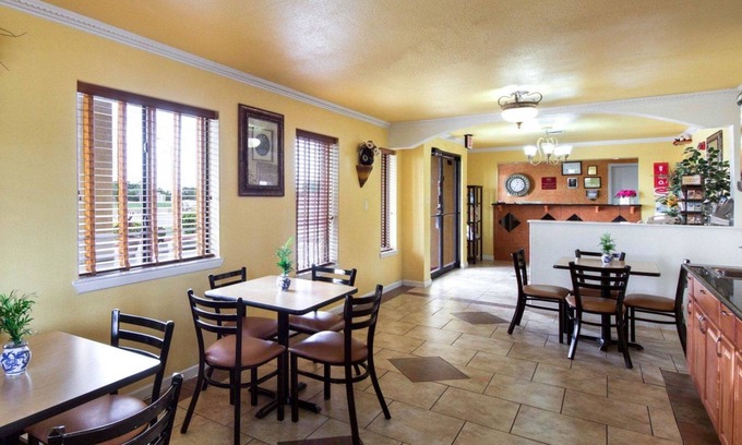 Government Hill Hotel | Econo Lodge Inn & Suites Downtown Northeast near Fort Sam Houston