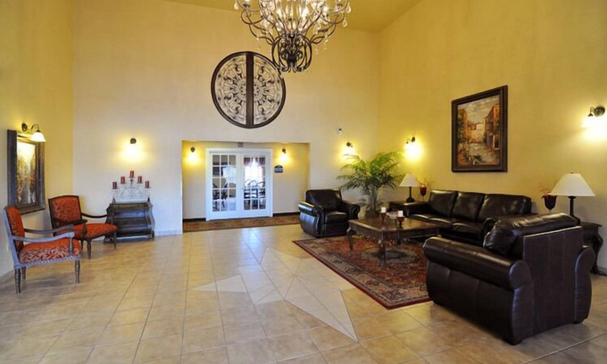 Greenbrier Hotel | Econo Lodge Inn & Suites