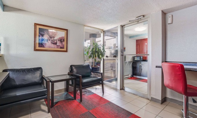 Terre Haute Hotel | Econo Lodge Inn & Suites