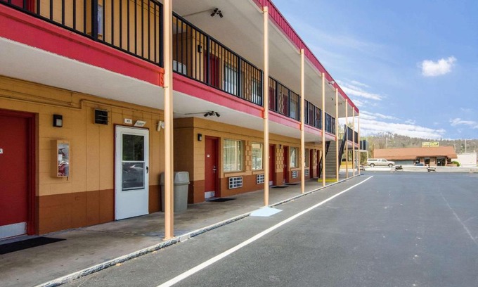 Bristol Cabina | Econo Lodge Near Motor Speedway