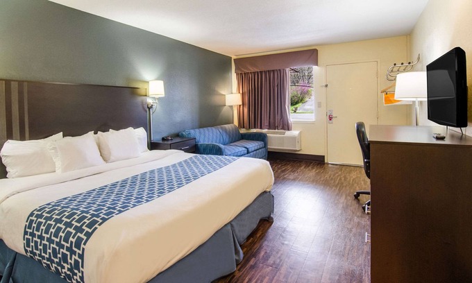 Bristol Hotel | Econo Lodge Near Motor Speedway