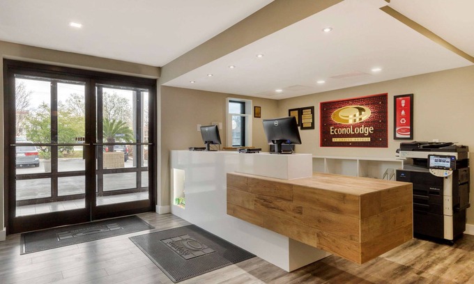 North Charleston Hotel | Econo Lodge North