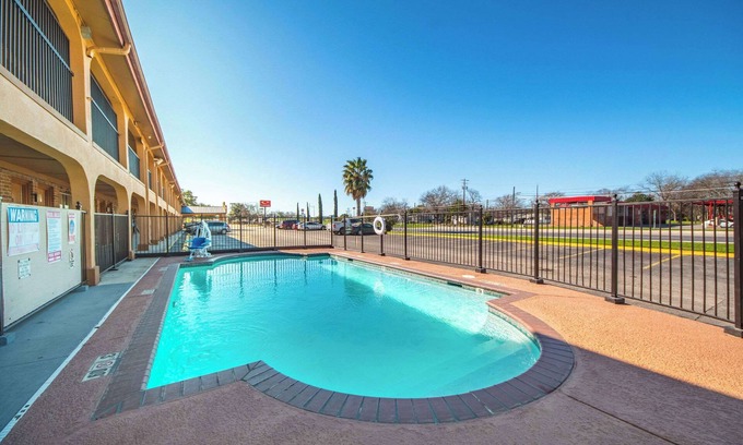 San Marcos Hotel | Econo Lodge San Marcos University Area