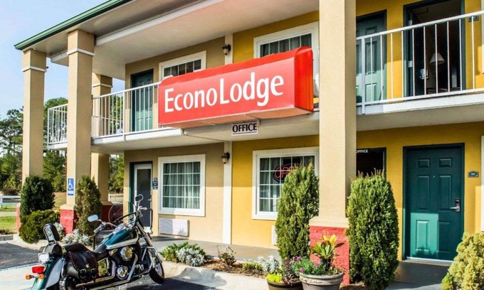 Lloyd Cabina | Econo Lodge