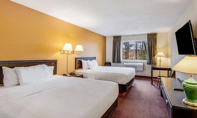 Whitehall Hotel | Econo Lodge Whitehall near Michigan's Adventure