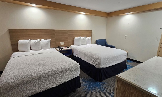 Iselin Hotel | Econo Lodge Woodbridge