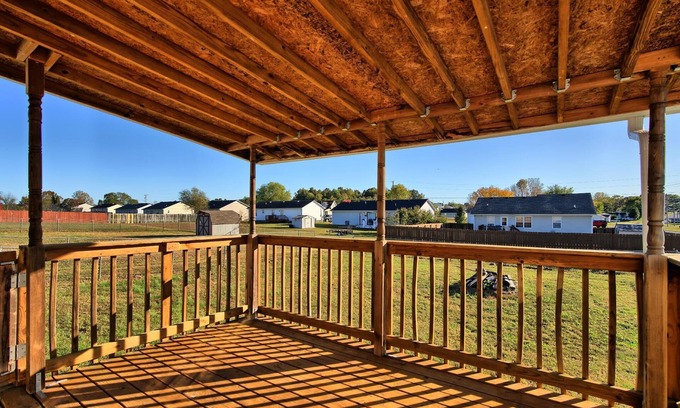 Oak Grove Casa | Escapada que admite mascotas con cama King y patio cercado cerca de Fort Campbell