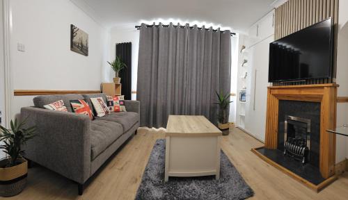 Alibon Casa | EcuaStay New Luxurious 4 Bedroom Home with Garden and parking