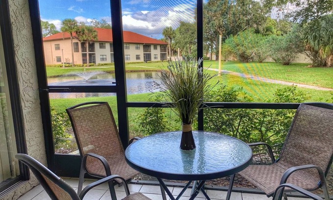 South Bradenton Apartamento | ED-Pool, Tennis, Pickle ball, near Beaches and IMG, Shorewalk condo 2 Bedroom/2 Bath lake view