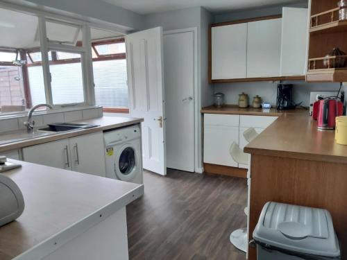 Dunstable Casa | Eddiwick House - Huku Kwetu Dunstable -Spacious 4 Bedroom House - Beds Suitable for Builders and Contractors