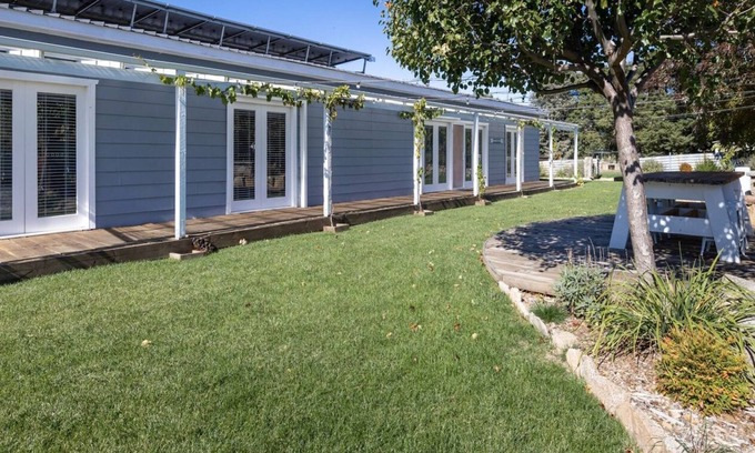 Berridale Casa | Edelweiss Cottage set in a great garden with outdoor dining