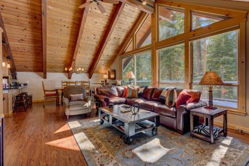 Tahoe Woods Casa | Edelweiss Retreat- Close to Lake and Ski Resorts- Pet Friendly- Hot Tub
