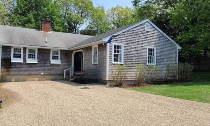 Edgartown Cabaña | Edgartown Cottage By The Pond