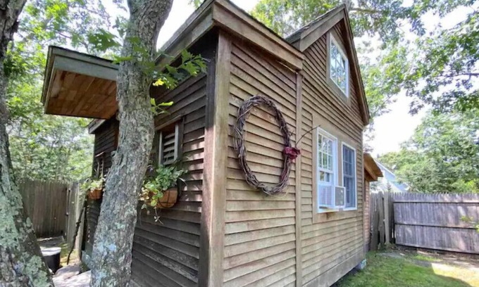 Edgartown Casa | Edgartown Vineyard Cottage. A Glamping Experience!