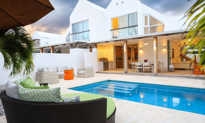 Leeward Settlement Villa | Villa de lujo. Pasos a la playa de Grace Bay!