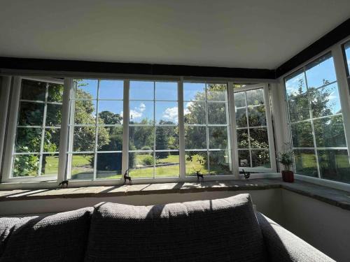 Bamford Casa | Edge view, outdoor adventure focused cottage, sleeps 8
