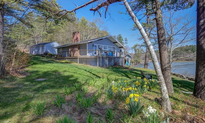 Edgecomb Cabaña | Edgecomb Maine. Close to Boothbay & Wiscasset. Very private and relaxing.