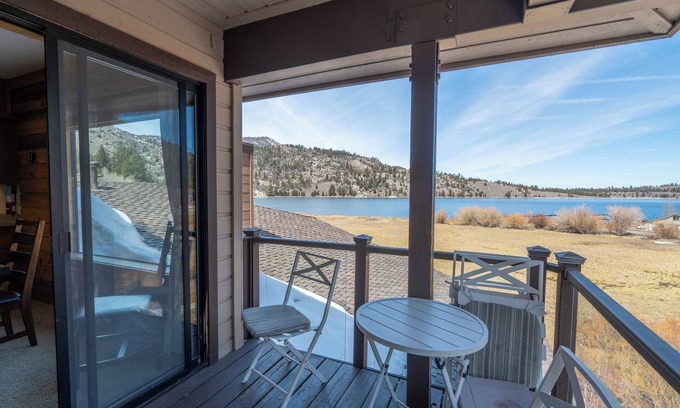 June Lake Condominio | MAGNÍFICA VISTA PANORÁMICA DE JUNIO LAGO A TRAVÉS DE LA GRAN VENTANA DE IMÁGENES PARA SU DISFRUTE