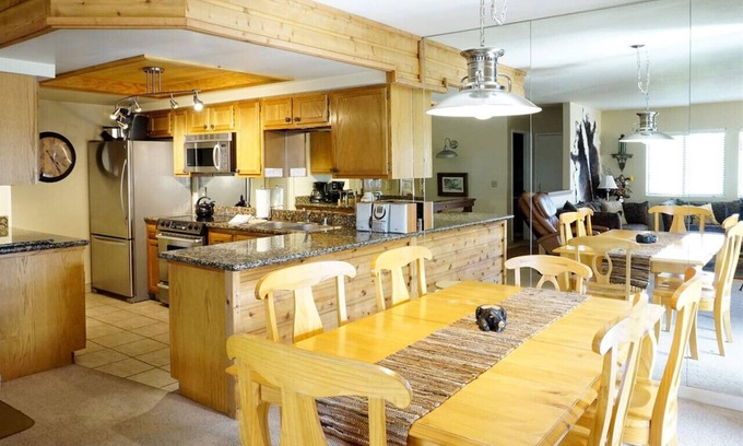 June Lake Condominio | Decoración occidental llena de luz, dos dormitorios con cocina moderna.