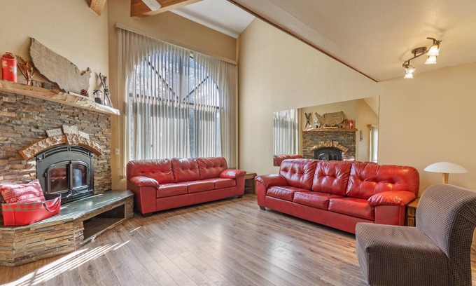 June Lake Condominio | Edgewater 19, steps from the June Lake Marina.