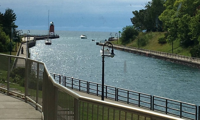 Charlevoix Condominio | Edgewater Condo. Street Side .